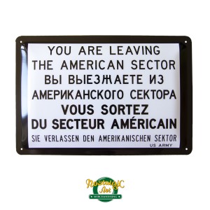 Реплика на табелата от Checkpoint Charlie в Берлин от периода на Студената война (1947-1991) - "Вие излизате от американския сектор" 